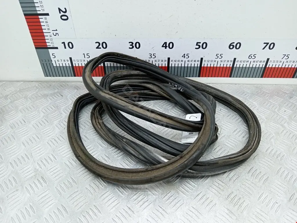 Уплотнитель багажника 3B9827705C