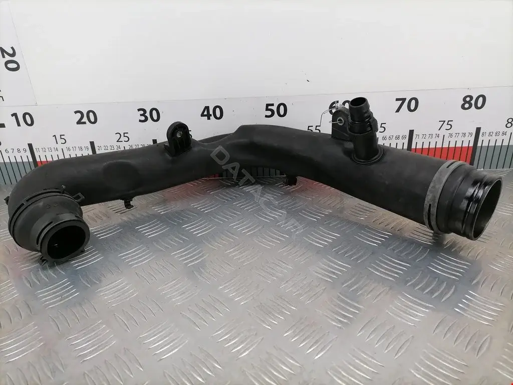 Патрубок воздушный 1K0129654AA, 1K0129654AD