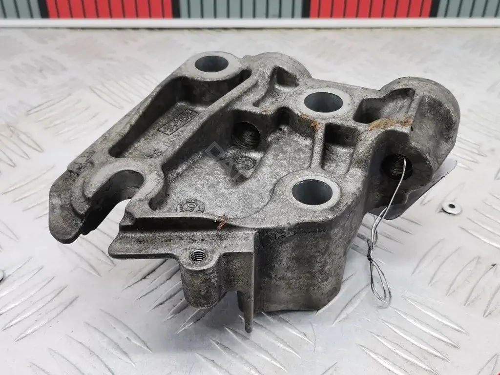Кронштейн двигателя 1367040, 2112CBV20DRHMT, 6M516030BA
