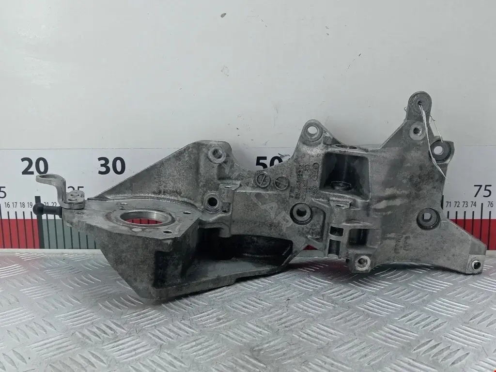 Кронштейн генератора 03L903143Q