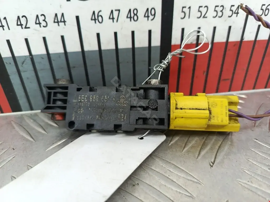 Датчик удара 8E0959651A, V10720875