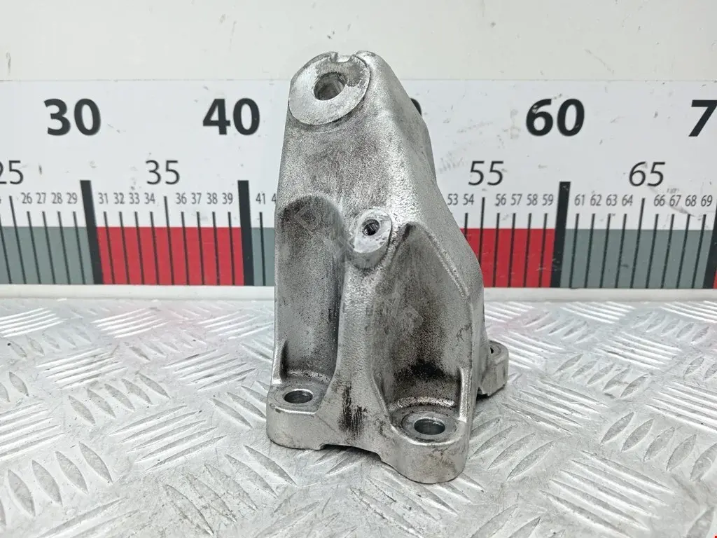 Кронштейн двигателя 3D0199307AB