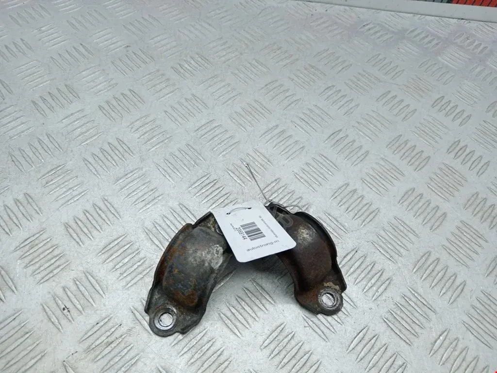Скоба стабилизатора 4D0411336