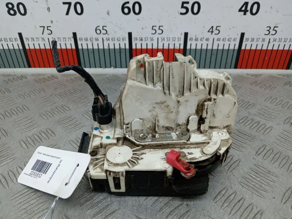 Замок двери 04589440AE