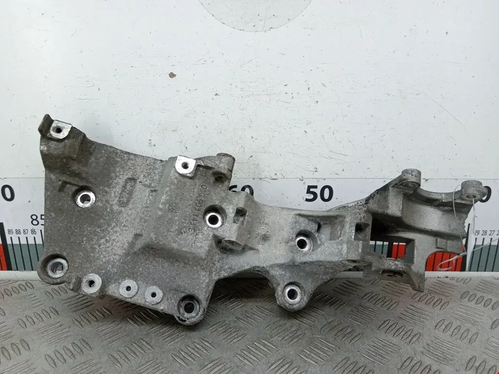 Кронштейн генератора 03G903143E