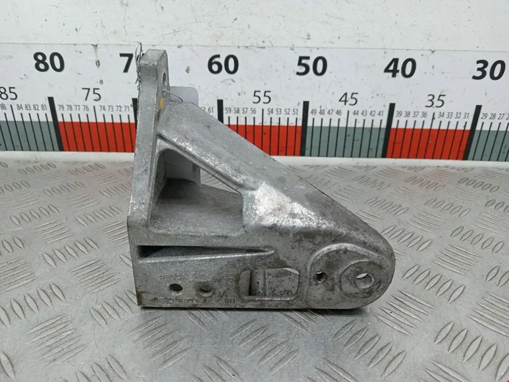 Кронштейн двигателя 5R836037AA