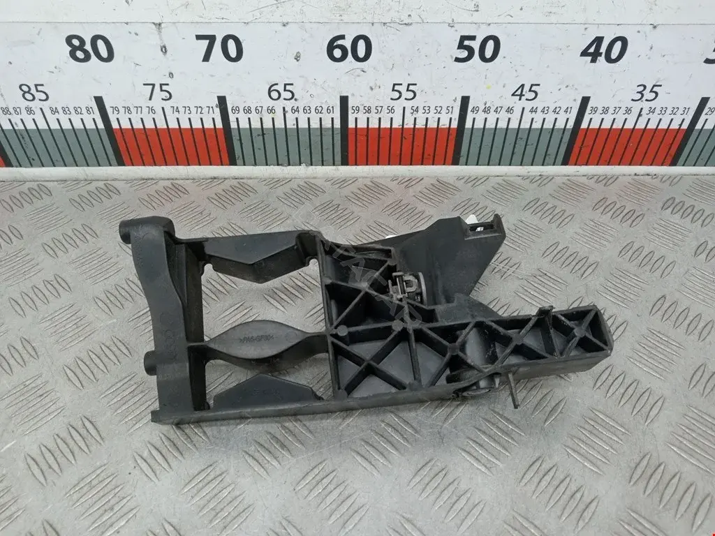 Кронштейн фары 4G0805608