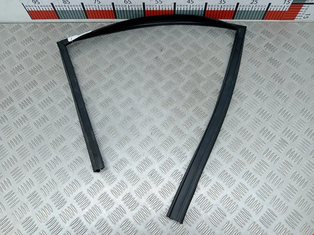Молдинг двери 6H5221434