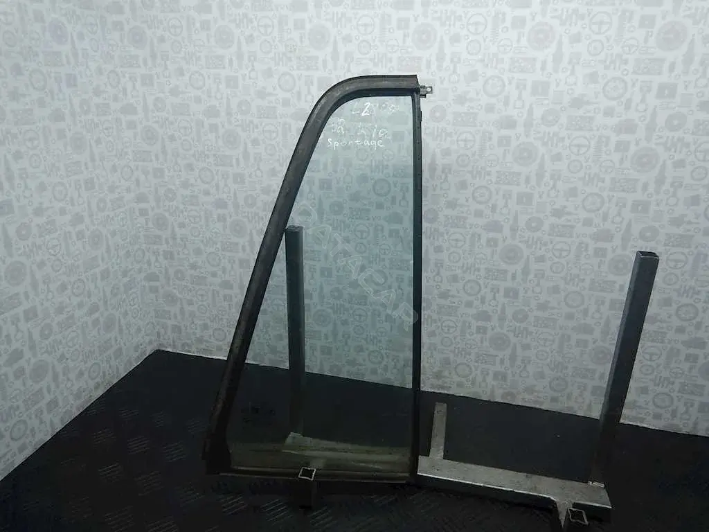 Форточка задняя правая 0K07772661