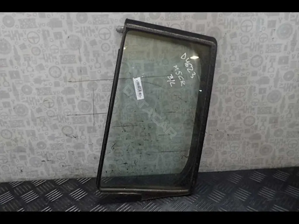 Форточка задняя левая CC3373661C9D