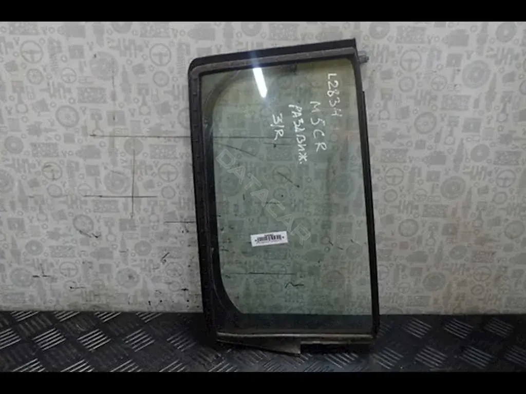 Форточка задняя правая CC3372661B9D