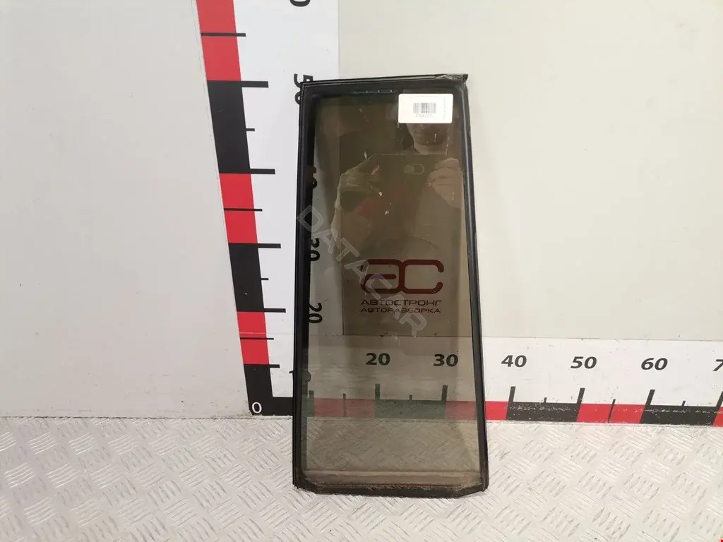 Форточка задняя правая 6812360181