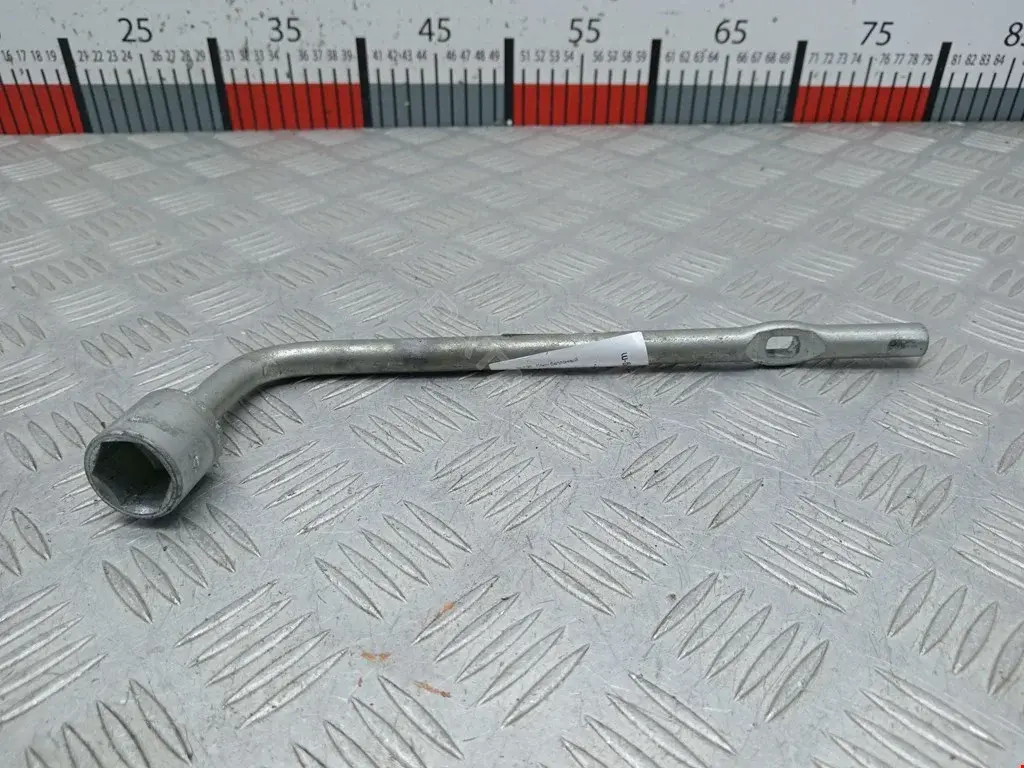 Ключ колесный (балонный) MB621148