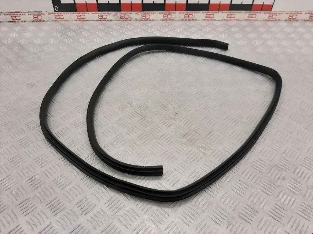 Уплотнитель двери 76922CA012