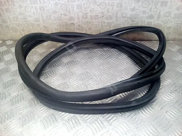 Уплотнитель двери 7L0837911E