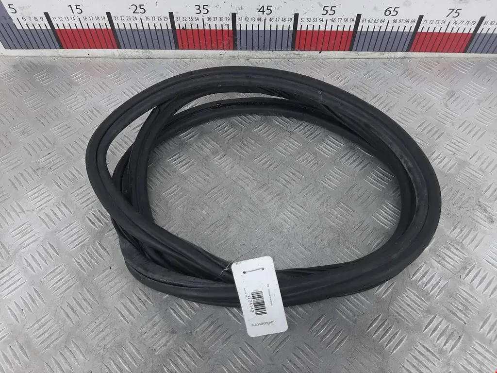 Уплотнитель двери 8R0833721G