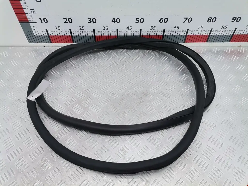 Уплотнитель двери 5N0867911