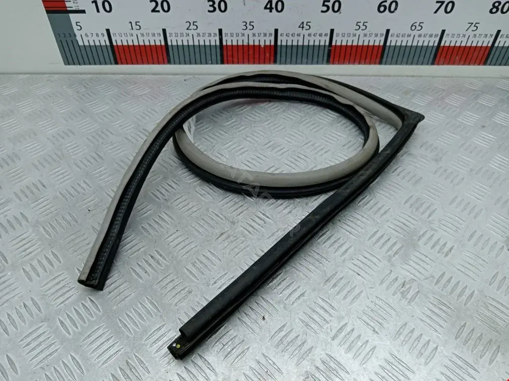 Уплотнитель двери 5755A002HB