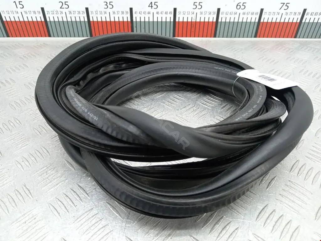 Уплотнитель двери 5K4867911C