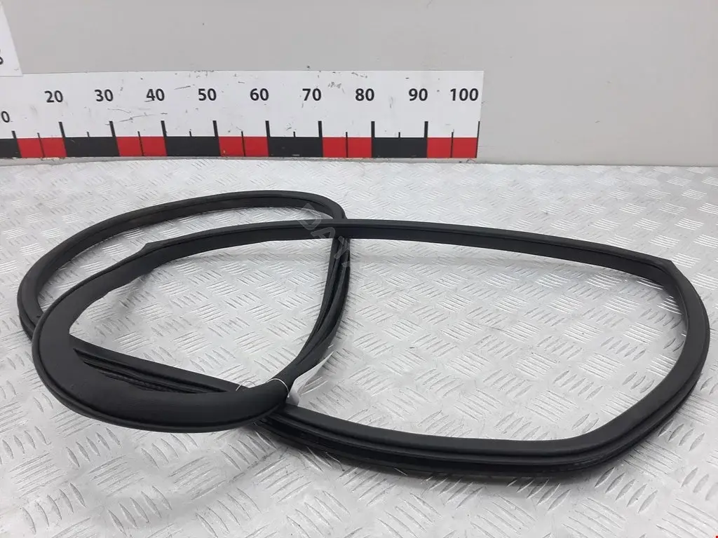 Уплотнитель двери 82831JY00A