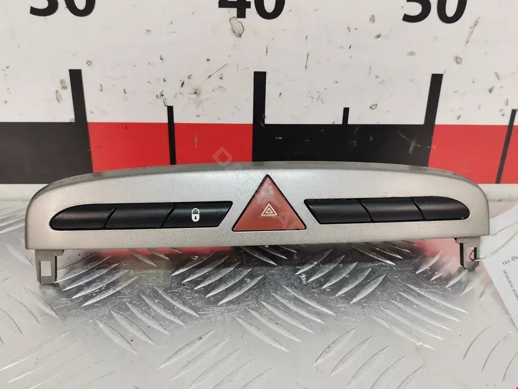 Кнопка аварийки 001039891, 00947941, 04154PR3E00