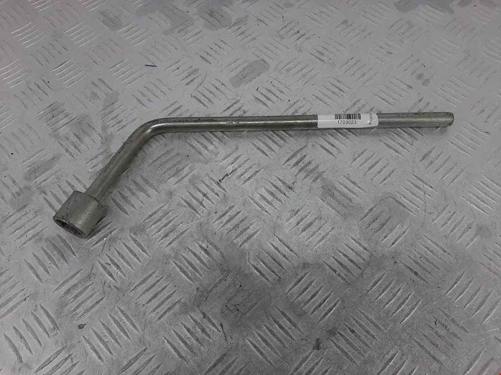 Ключ колесный (балонный) MR234190