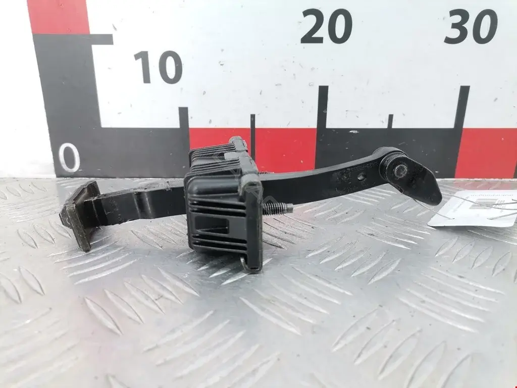 Ограничитель двери 8X23F23552