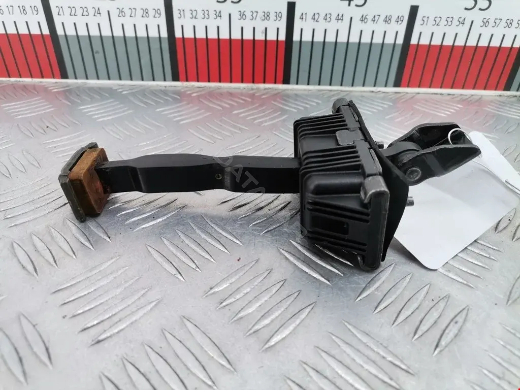 Ограничитель двери 8X23F23552