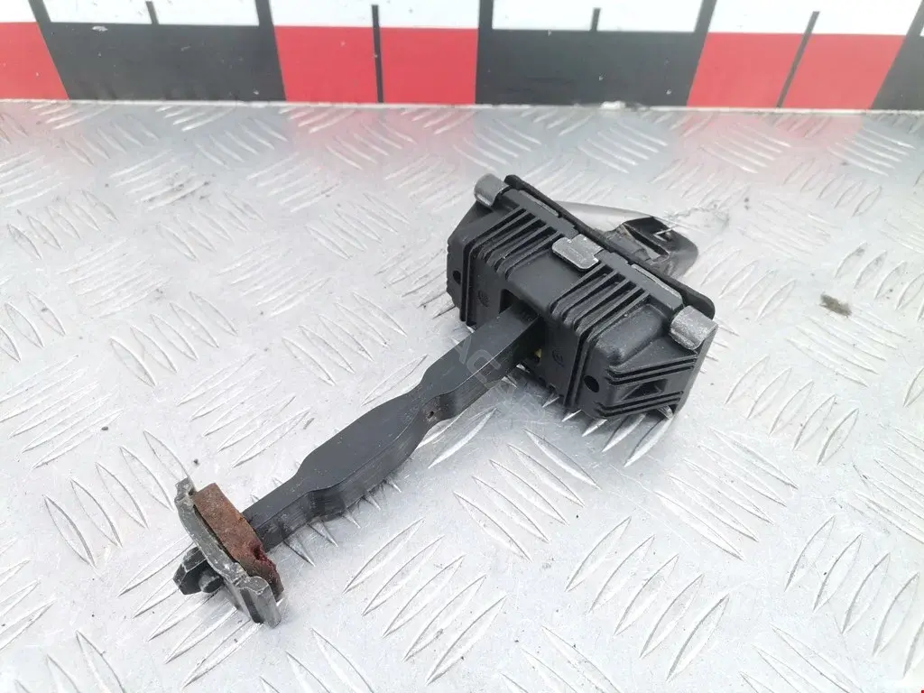 Ограничитель двери 8X23F23552