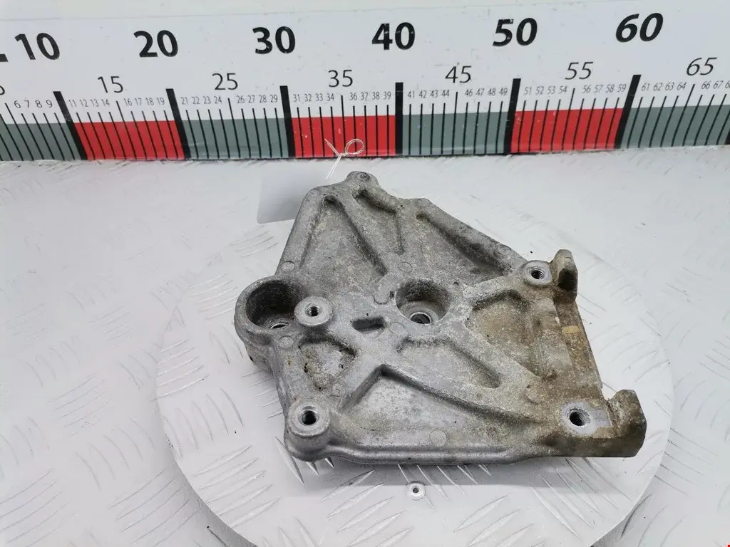 Кронштейн компрессора кондиционера MR513093