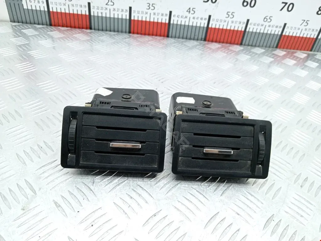 Дефлектор обдува салона 3M51R018B09