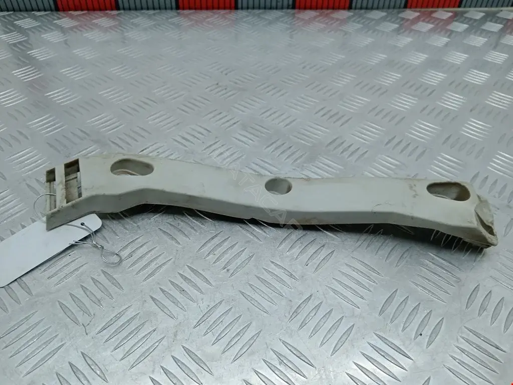 Кронштейн-направляющая бампера 8V4117E850A