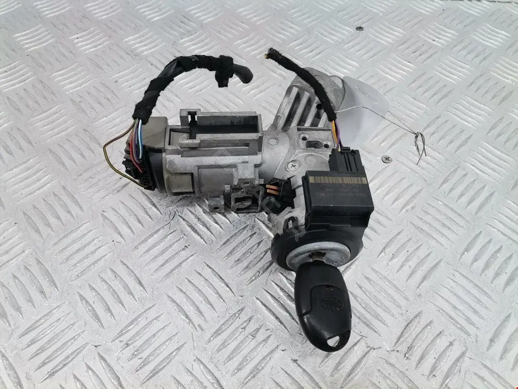 Замок зажигания 8V513F880CC