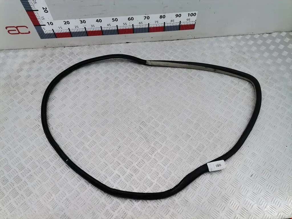 Уплотнитель двери 8d0959845