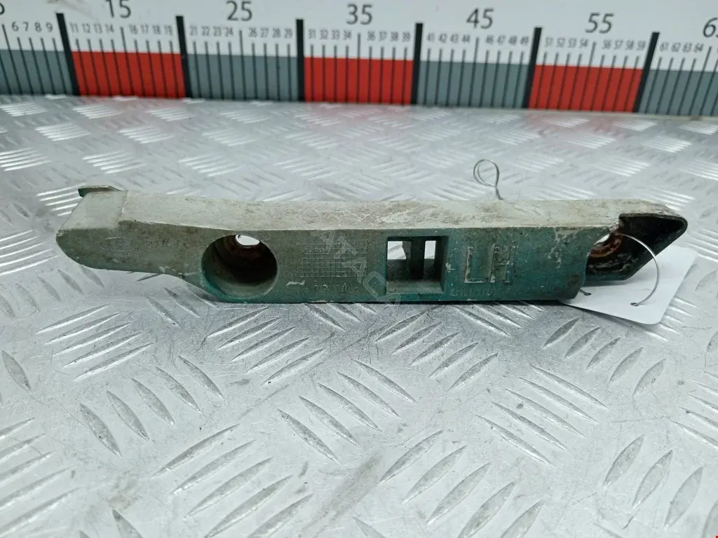 Кронштейн-направляющая бампера 00X9733, 100A9521, 1317801
