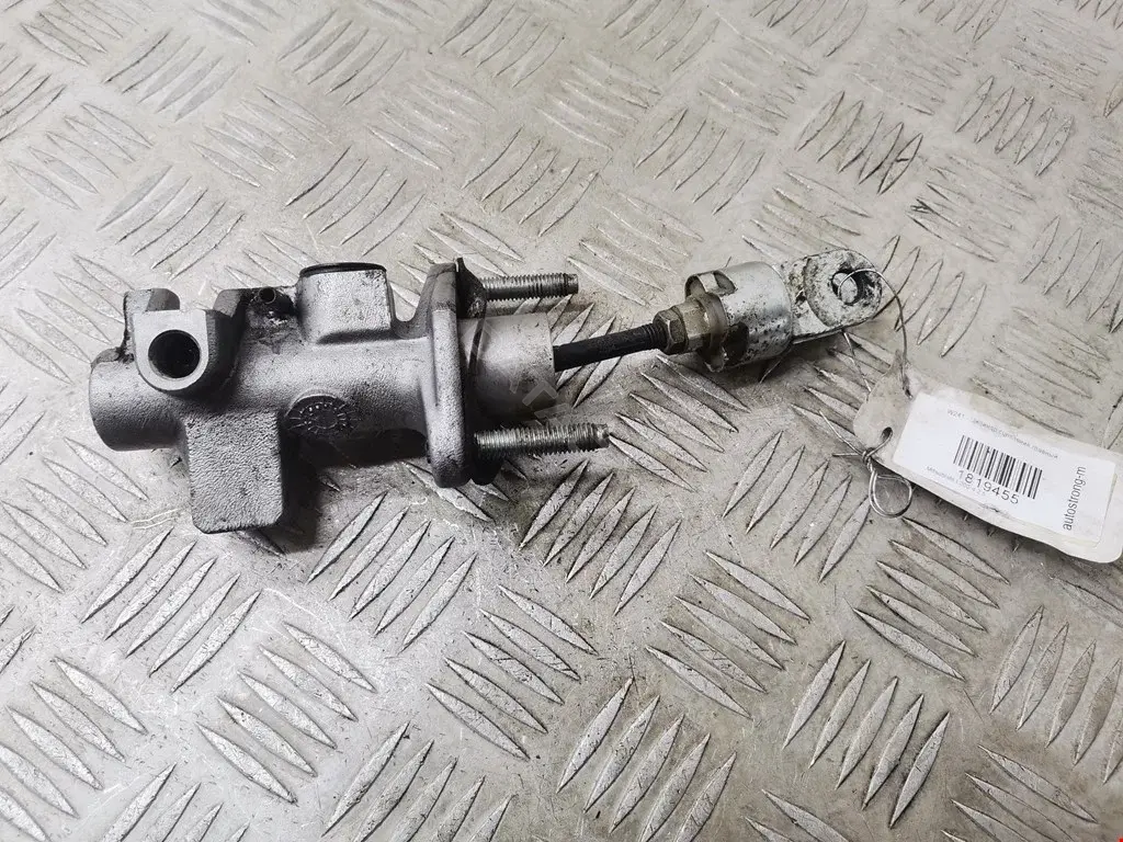 Главный цилиндр сцепления MR995034