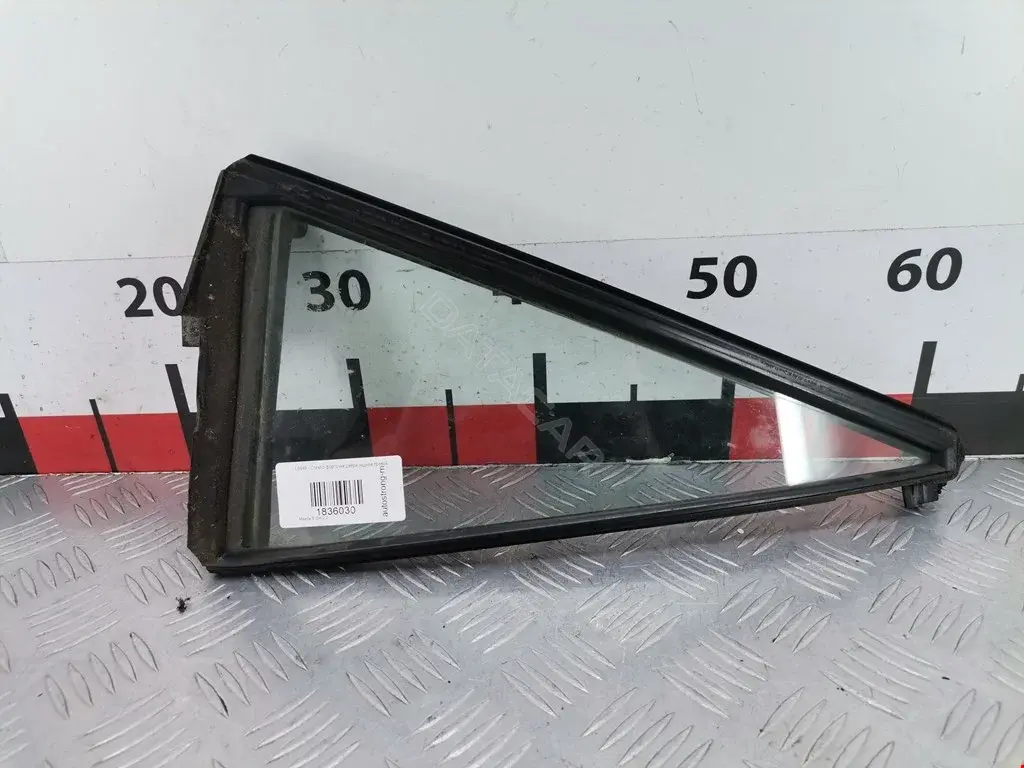 Форточка задняя правая GS2B726619D