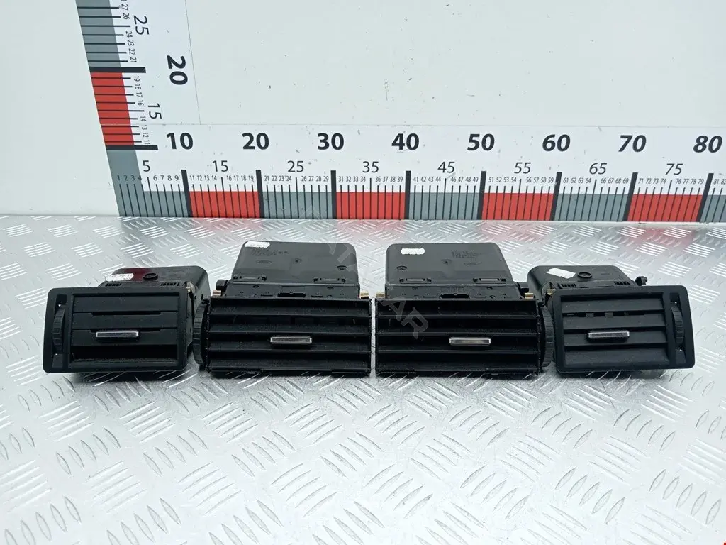 Дефлектор обдува салона 3M51R018B09