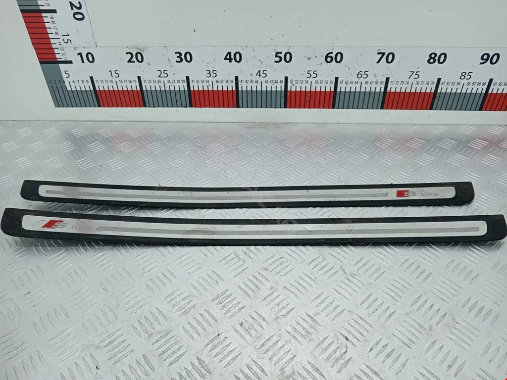 Накладка на порог 8T0853373