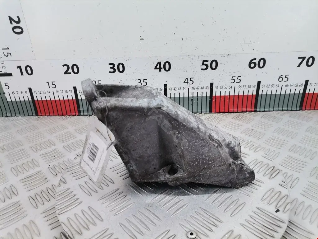 Кронштейн двигателя 8D0199307D