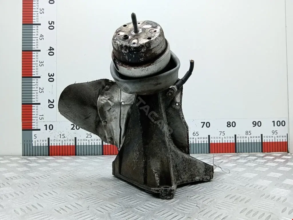 Кронштейн двигателя 8D0199305, 8D0199307H, 8D0199307L