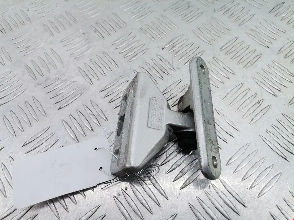 Петля двери A2117301137