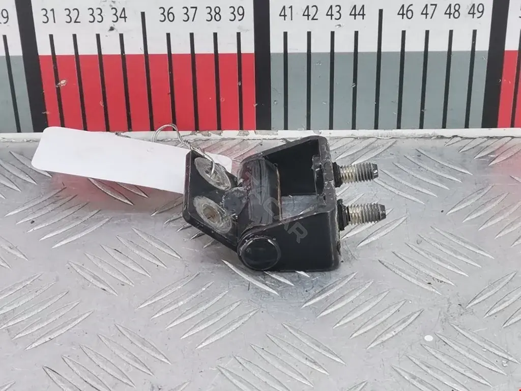 Петля крышки багажника MN167637