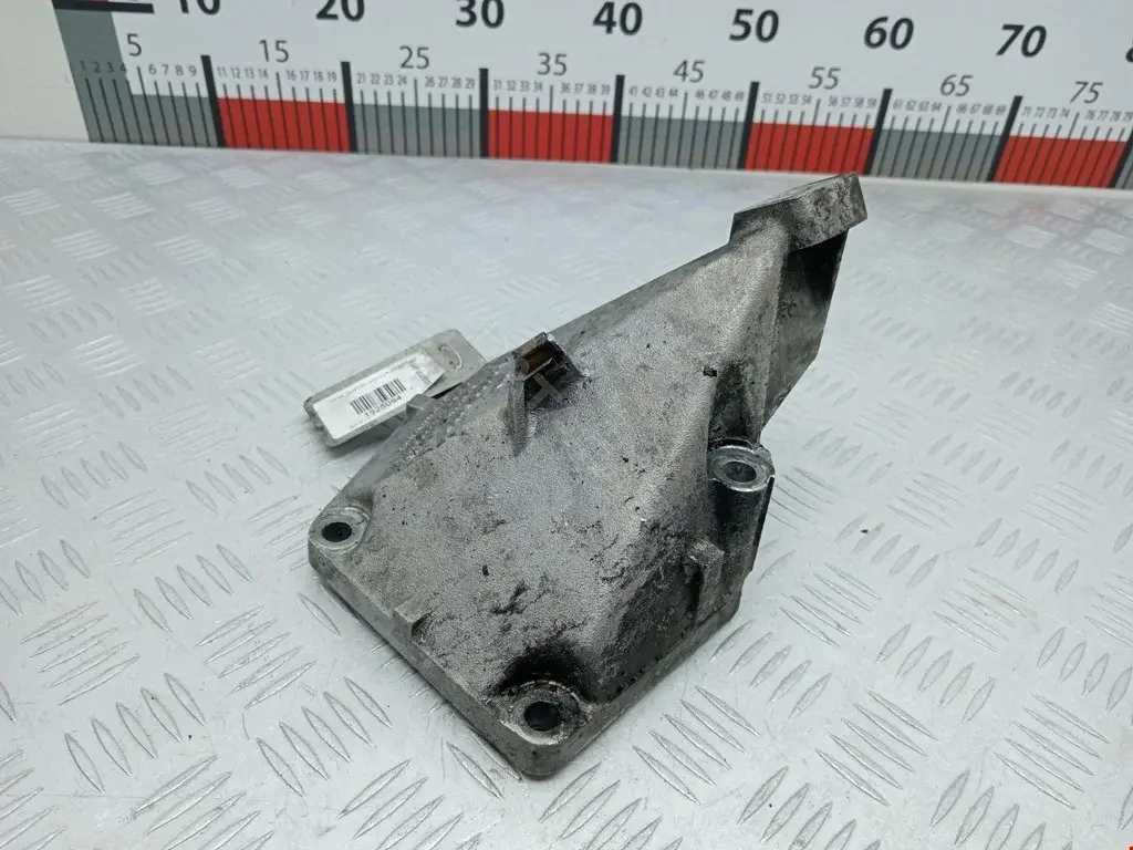 Кронштейн двигателя 4B0199307E