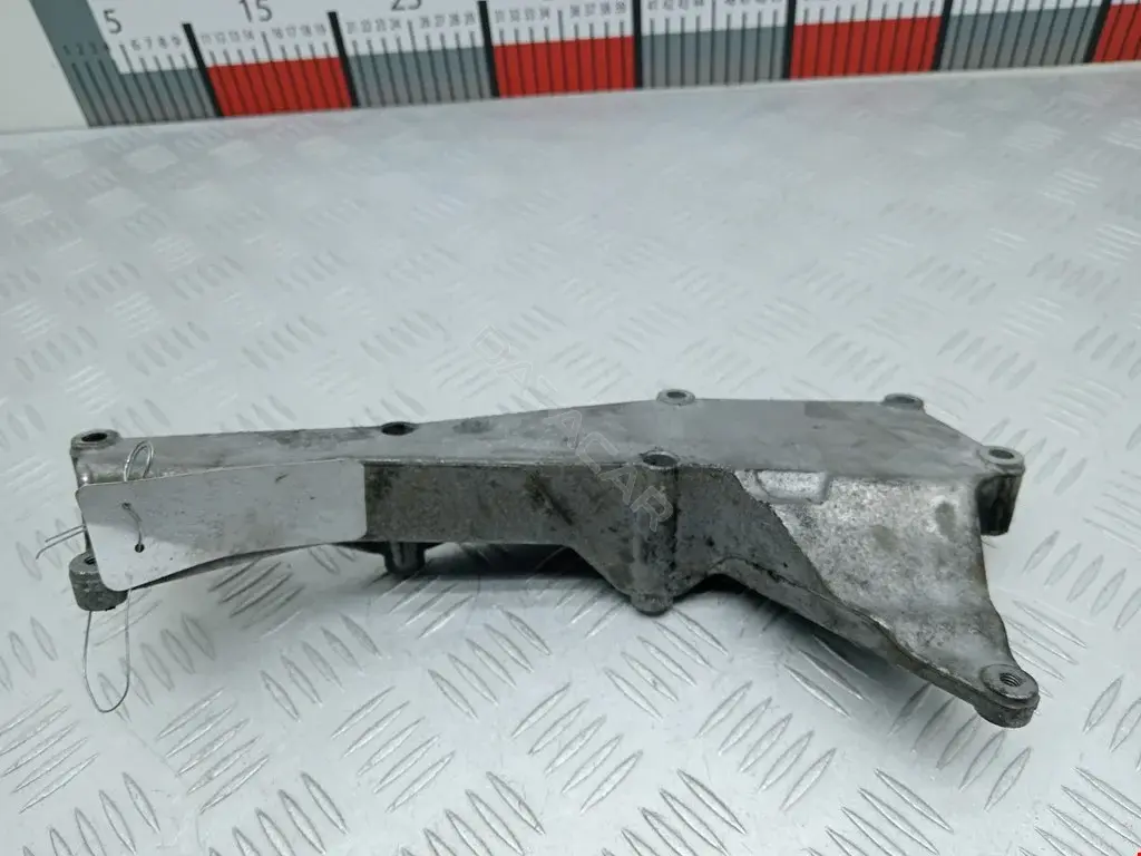 Кронштейн радиатора 03L131159