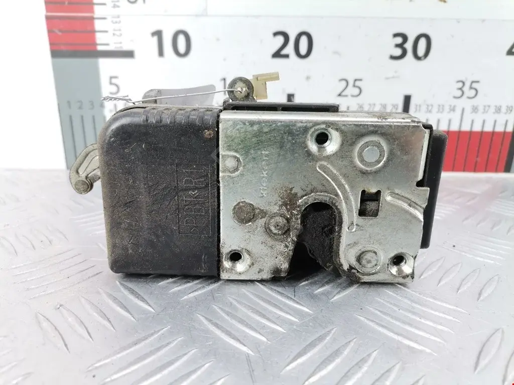 Замок двери 9136L8