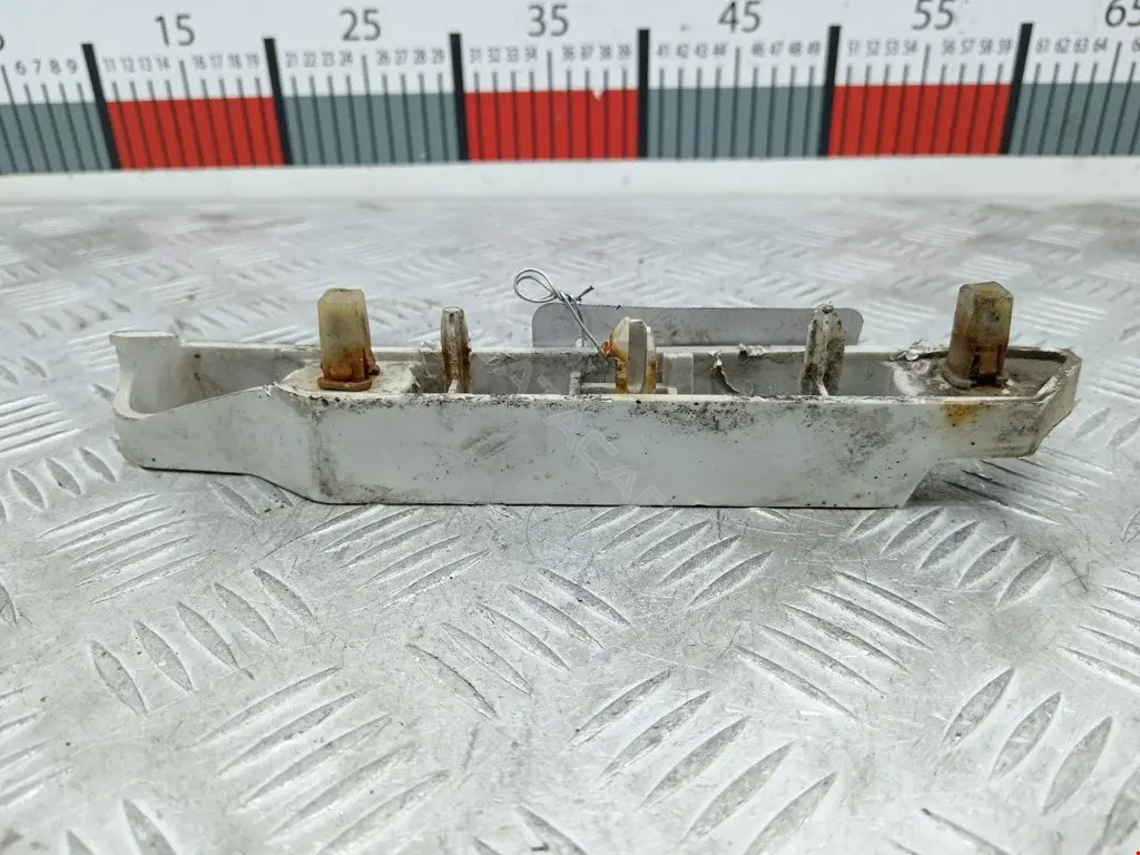Кронштейн-направляющая бампера 00X9733, 100A9521, 1317801