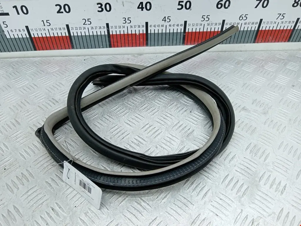 Уплотнитель двери 5755A001HB