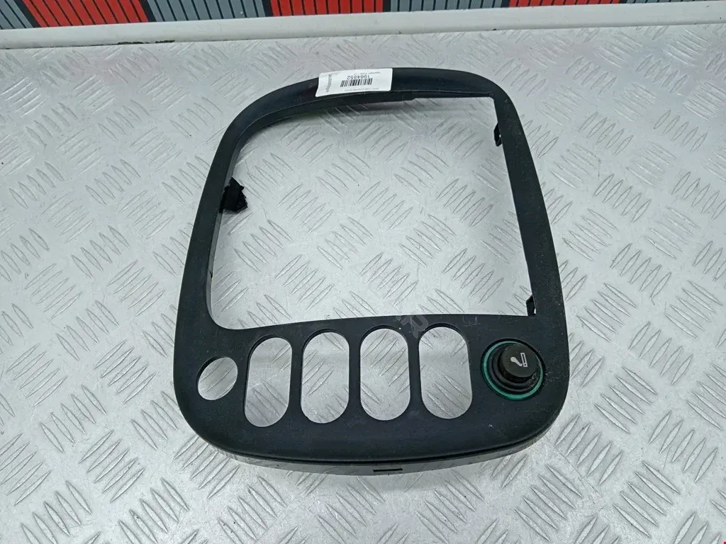 Рамка под магнитолу 7M0858105E