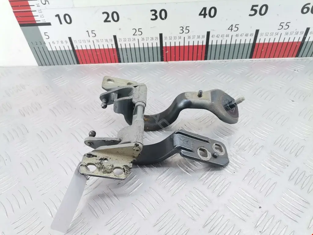 Петля крышки багажника 871582